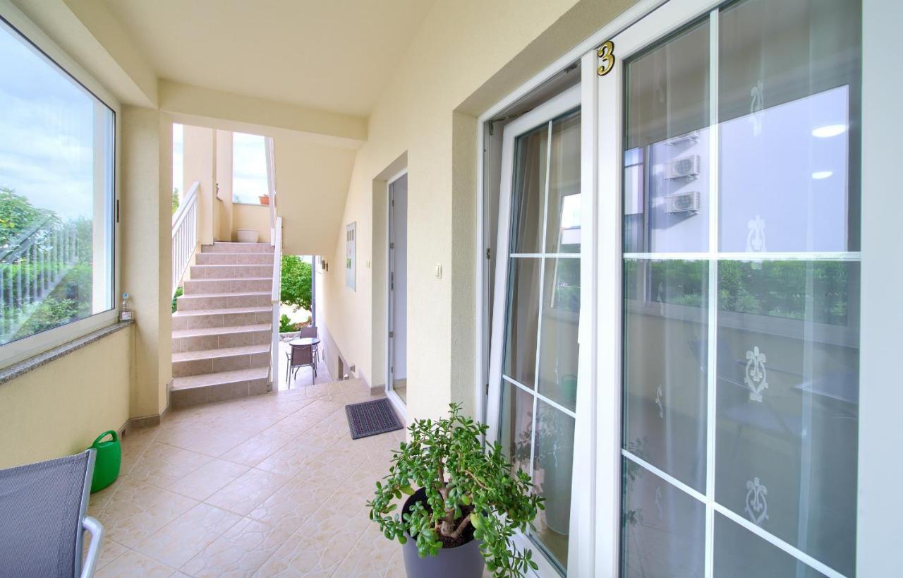 Apartmani Mara Matic Malinska Exterior foto